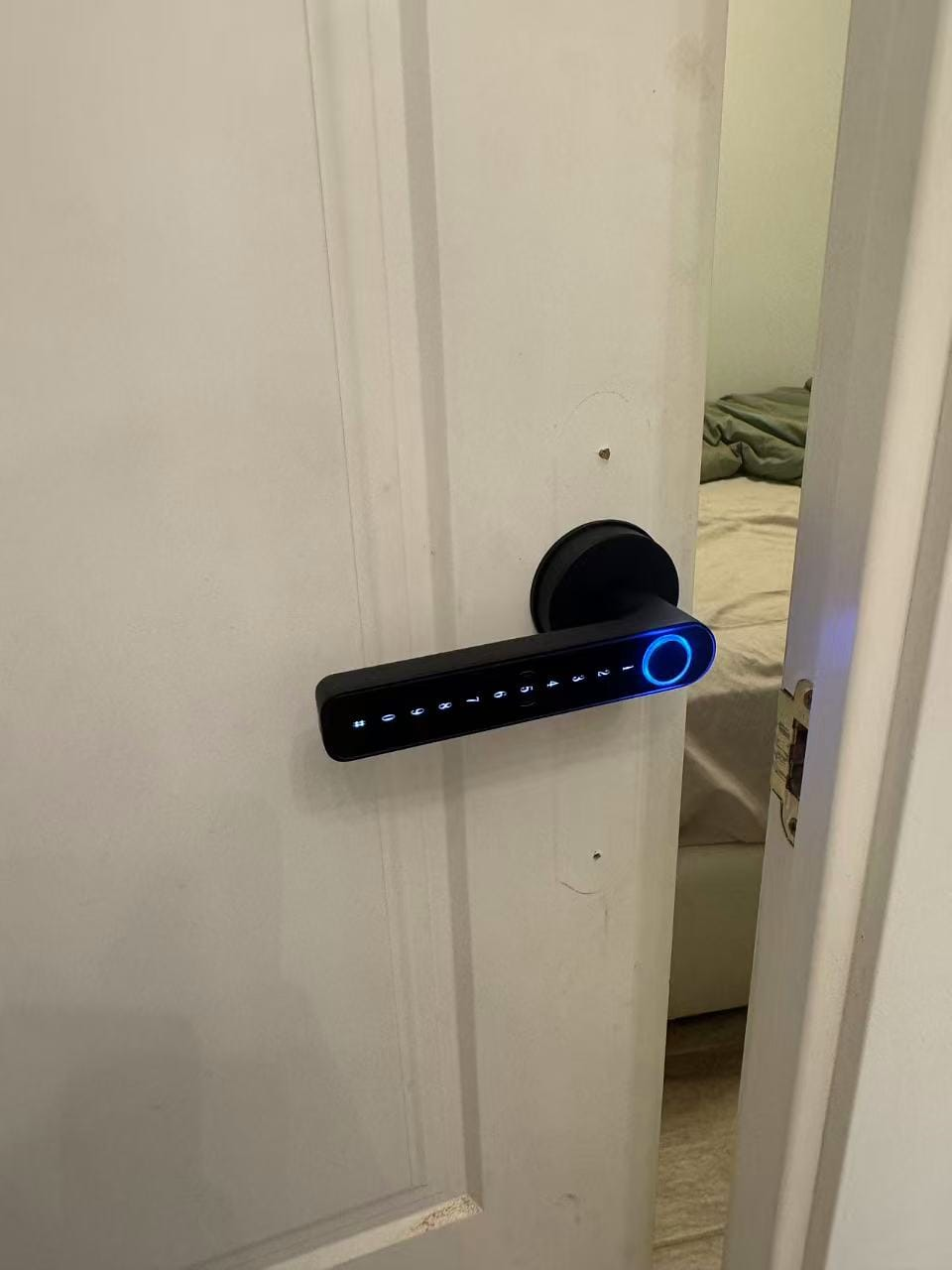 Cerradura inteligente WONLY instalada en una vivienda de Encants